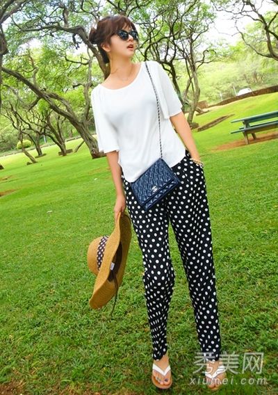 哈兰裤是夏天穿t恤最流行的方式。