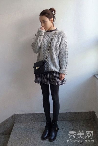 针织毛线衫搭配碎花裙，尽显春天的浪漫气息