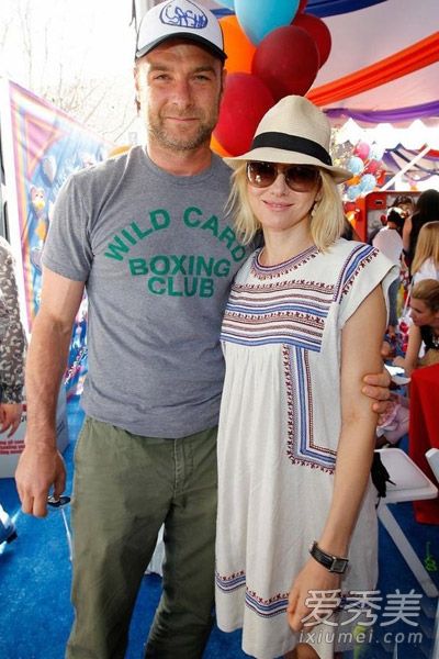 戴顶帽子,以免日晒。这顶针织帽子今年夏天非常流行。