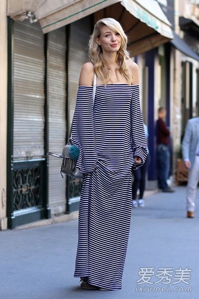 夏季最热门的单件连衣裙搭配时尚的外观。