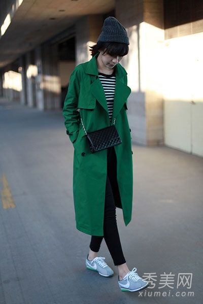 二月寒冷的冬季外套，搭配牛仔裤保暖