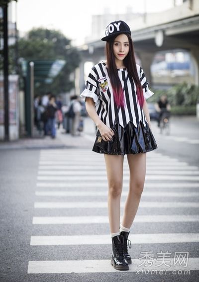 夏季简约百搭t恤打造甜美朋克风格