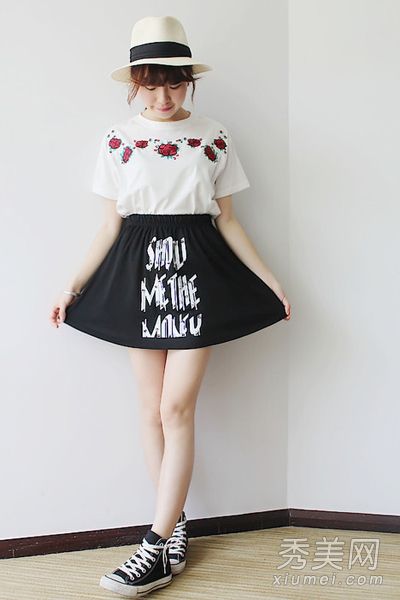 t恤和迷你裙让藏肉在夏天看起来很不错