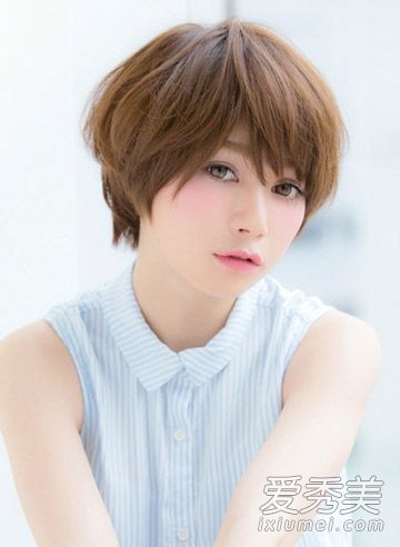 女孩的短发造型很酷很时尚,受到很多人的喜爱。