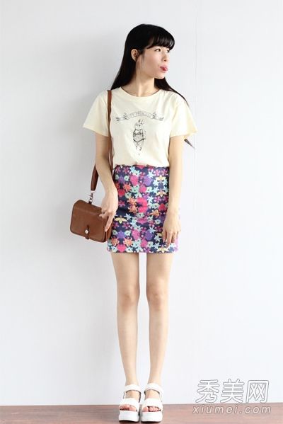 夏季优雅修身的裙装打造优雅的S曲线。