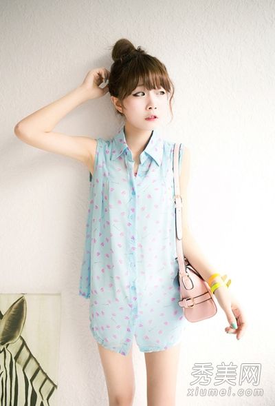 今夏清爽的雪纺背心既时尚又修身。