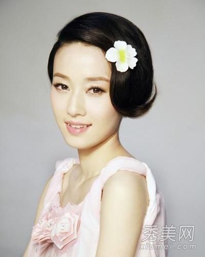 马一立的短发像一个年轻女孩的头发一样纯洁，在姚迪的几条街上乱丢。