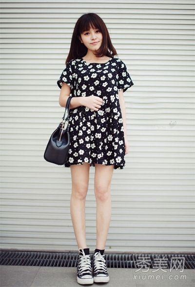 夏季百搭帆布鞋搭配裙子和裤子非常优雅。