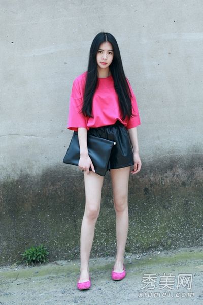 在夏季娱乐季节混合搭配荧光颜色，以获得良好的回报率。