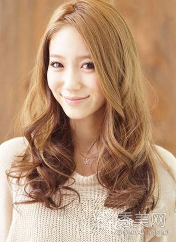 冬季最佳长发造型滚烫效果增添气质