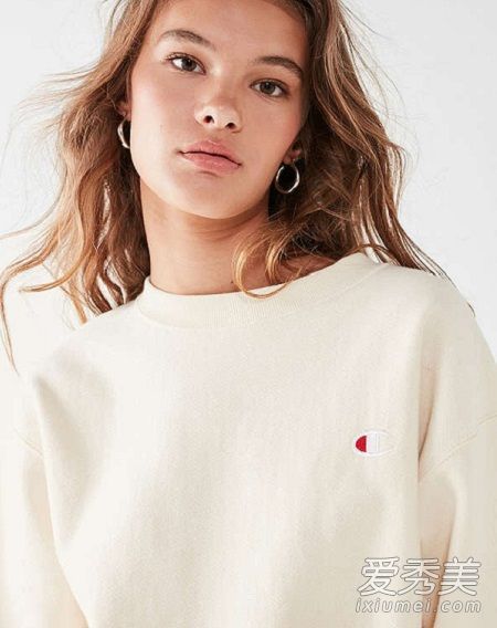 这位糖果色背心冠军什么时候和多少钱与城市服装供应商合作？