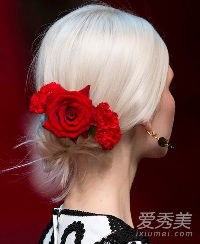 卷头发有很多方法。这9种风格凉爽凉爽,可以缓解夏季炎热。