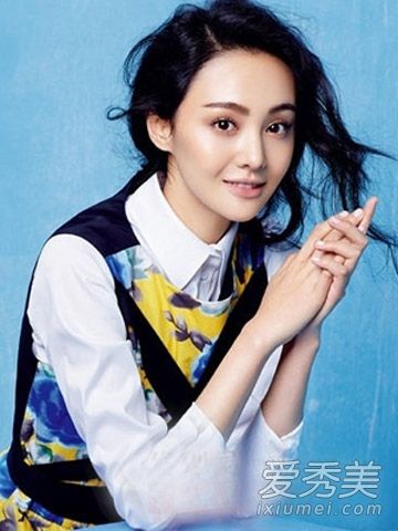 郑爽懒惰的卷发回来了