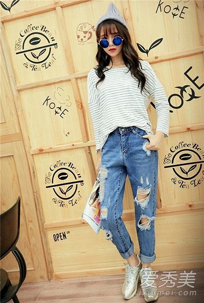 有洞的初秋裤套装很时髦