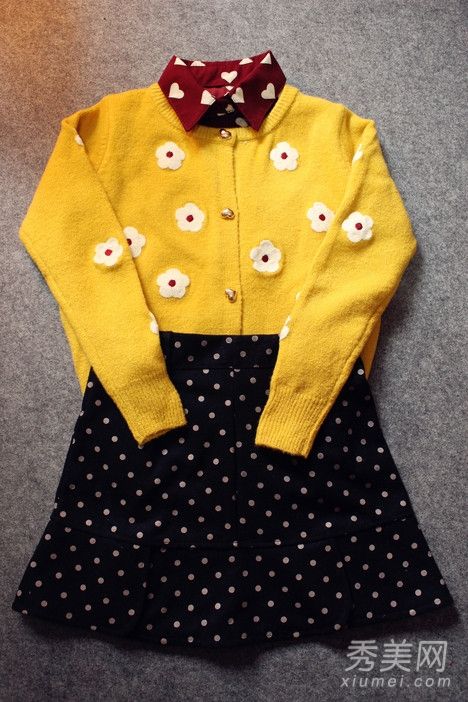 针织衫和裙子的完美结合带来温暖的春天气息。