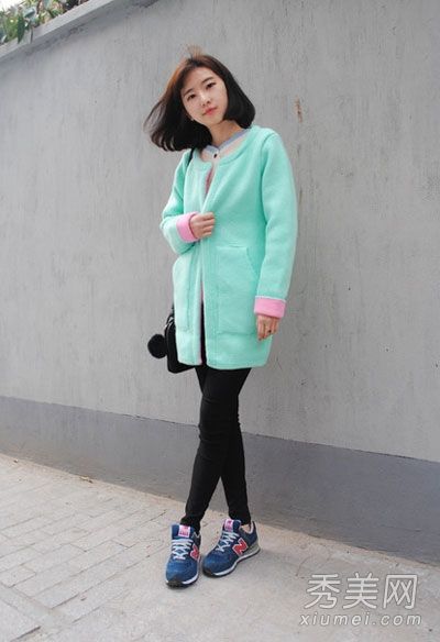 紧身裤的春季外套简单、时尚、新颖。
