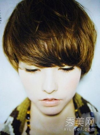 这个女孩的短发最受街头时尚引领者的喜爱。