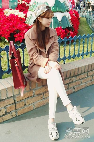 早春，体育之风正在吹拂。外套和运动鞋混在一起。一般年轻人的风格