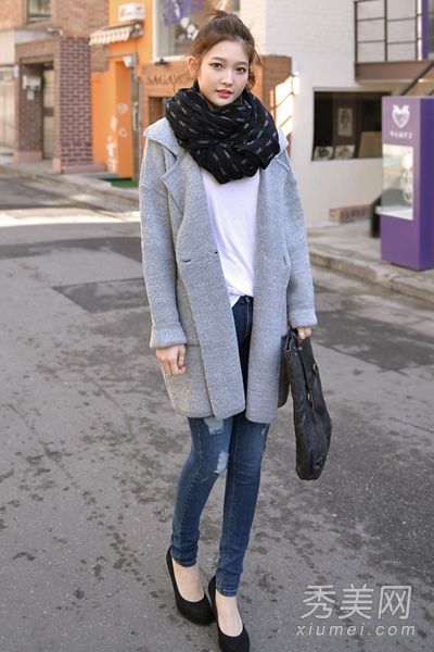 在晚春的寒冷天气里，穿薄呢外套和与之相配的紧身裤是很苗条的。