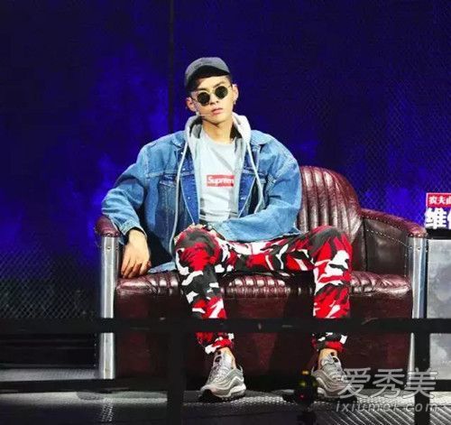 中国有嘻哈音乐。吴亦凡穿的是什么牌子的鞋？