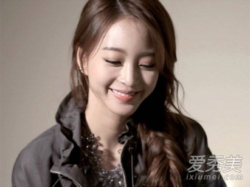 这位女演员打扮成温柔的发型,扎着马尾辫,留着刘海