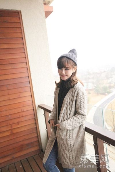 毛衣外套搭配牛仔裤在春天穿起来很简单。