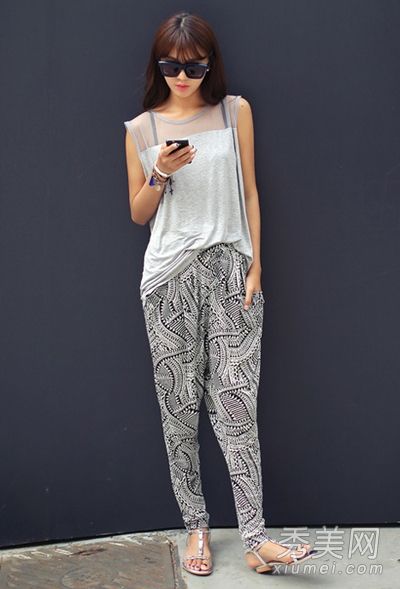 带有哈兰裤的t恤既时尚又时尚