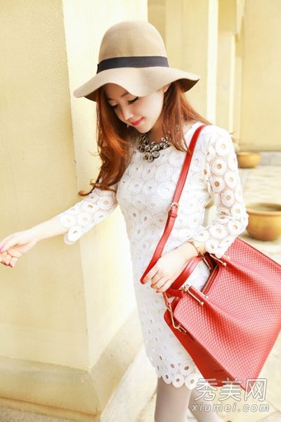 优雅的白色连衣裙是夏天优雅的小女人