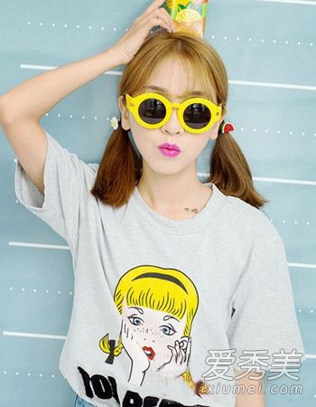 夏天令人耳目一新，充满活力。发型和t恤也很漂亮。