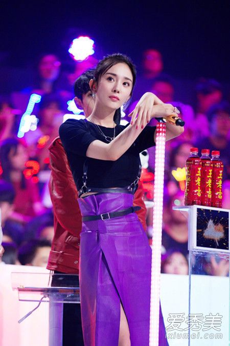 明天的第八期《儿子》是什么牌子的杨幂紫色裙子？