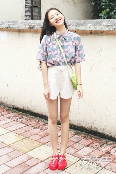 不要只是盯着白衬衫和花衬衫看,这样会让你更漂亮。