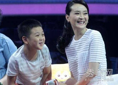 丽贝卡被他的儿子指责浪费金钱,太富有,太发型,非常淑女