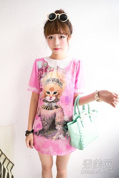 稍胖的女孩在夏天穿最薄的长t恤和裙子。