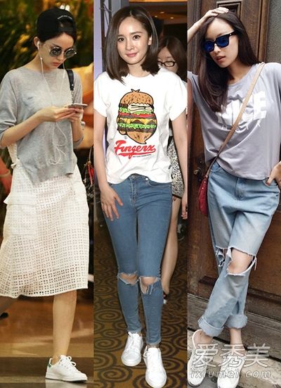 脚上穿着一双白色运动鞋,看星星如何搭配。