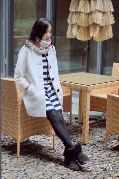 早春外套+连衣裙+丝袜优雅搭配