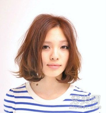 最新的短发梨花发型创造了多种风格