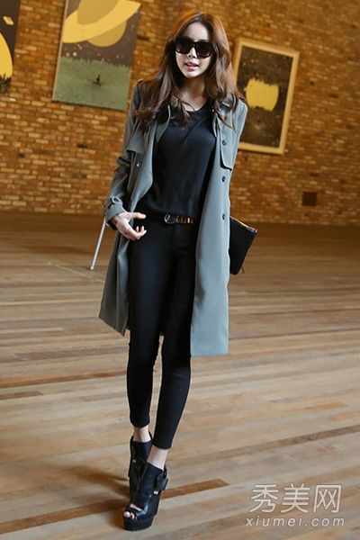 新的春季外套配以纤细高金比例