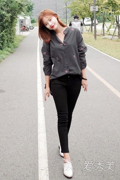 秋季新款长袖衬衫穿着清爽不油腻。