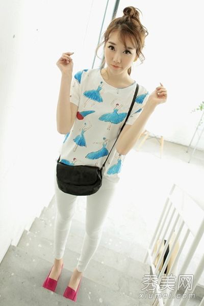 潮T+小脚裤时尚与美丽