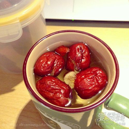 红枣和枸杞浸泡在水中的效果