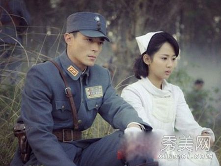 在长沙、霍建华和安迪的战争中，情侣们的发型在秀内外都很相配。