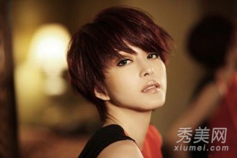 5气质短发造型可爱小女人