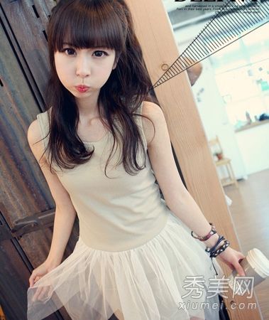 韩国甜美的卷发风格一开始就显示出强烈的女性味道。