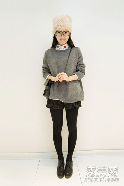 两件毛衣和衬衫很适合早春。