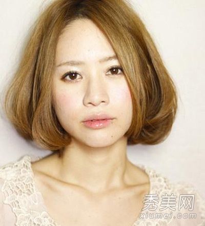 2012年最受欢迎的波浪式发型是甜美漂亮的发型