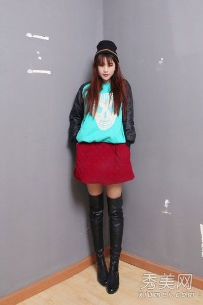 毛衣。一个穿着短裙的矮个子女孩很高。