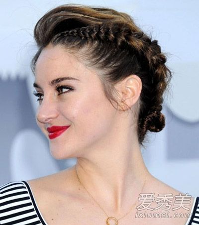 做一个编头发的仙女。你也可以在夏天做这些辫子。