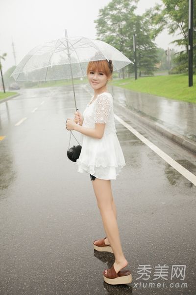夏季穿着甜美女孩的风格,以减少年龄