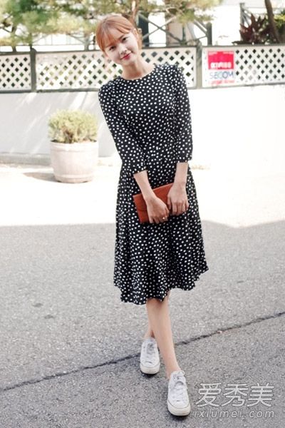 印花连衣裙可以从夏天穿到秋天,不会出错。