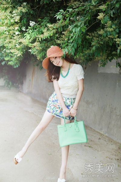 六月浪漫的旅行服装变成优雅的社交名流